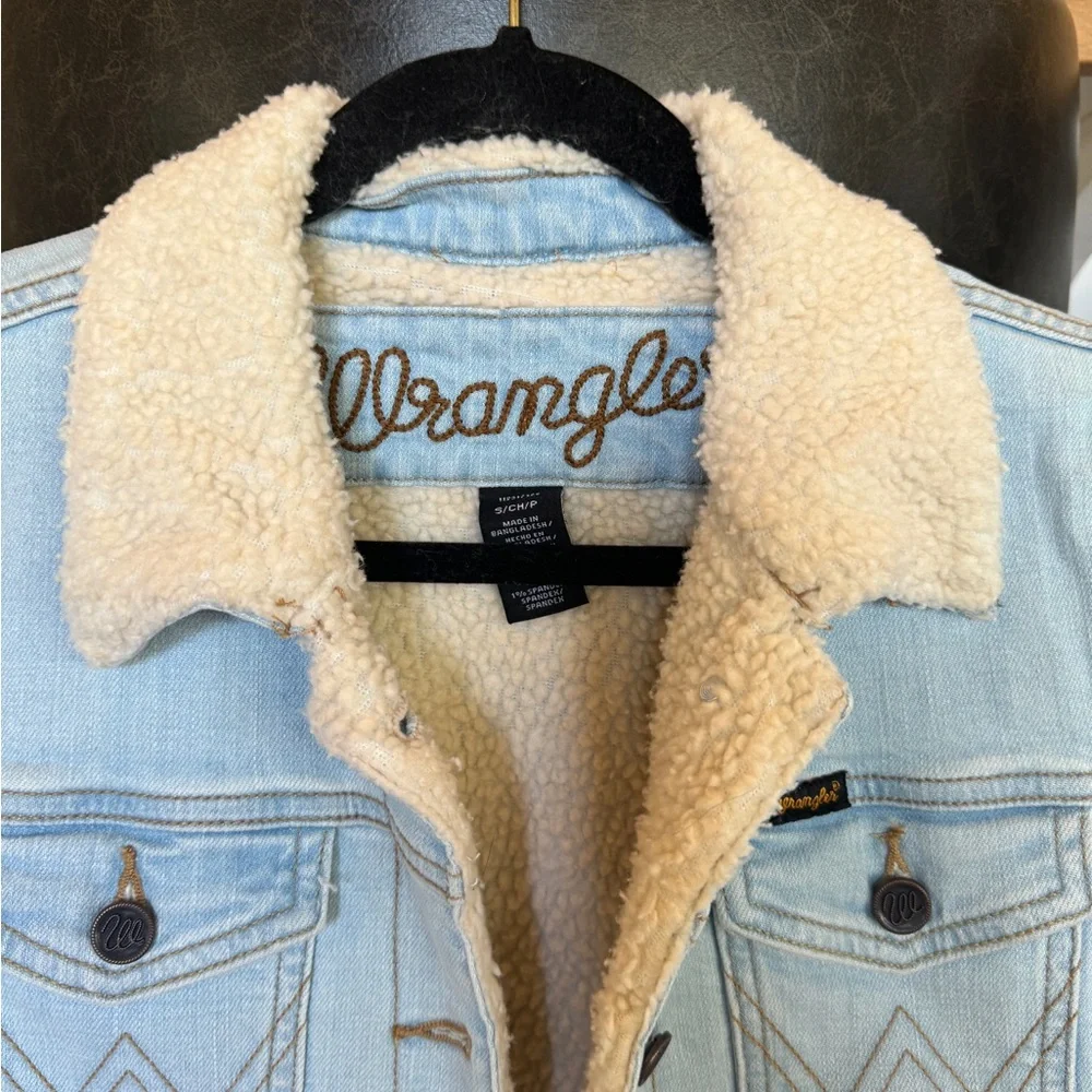 Wrangler Light Blue Denim Jacket with Cream Sherpa Lining - Picture 5 of 6
